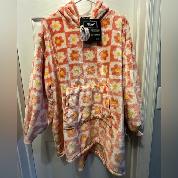 NWT THROWZY Checkerboard Daisy Wearable Hooded Oversized Throw One Size Junior - Picture 7 of 8